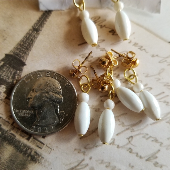 3 pairs of white and gold tone metal earrings bead beaded vintage - Picture 2 of 5